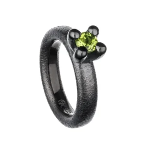 Renate Saga Ring i Oksidert Sølv med Peridot