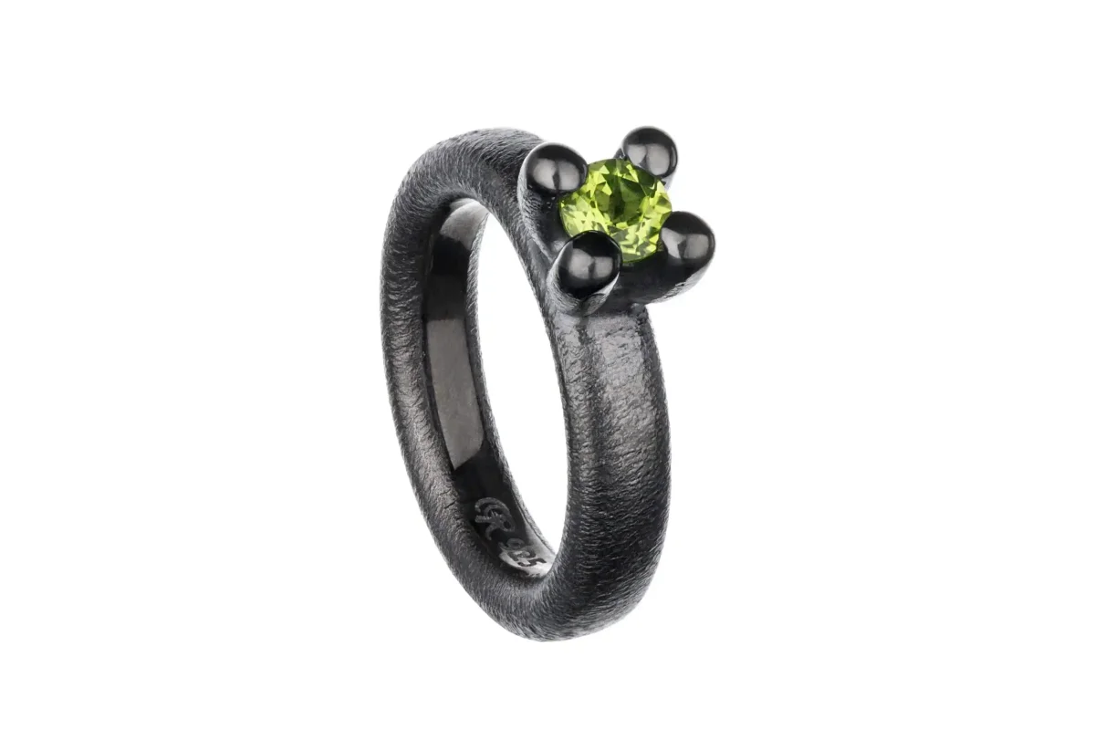 Renate Saga Ring i Oksidert Sølv med Peridot - Image 2